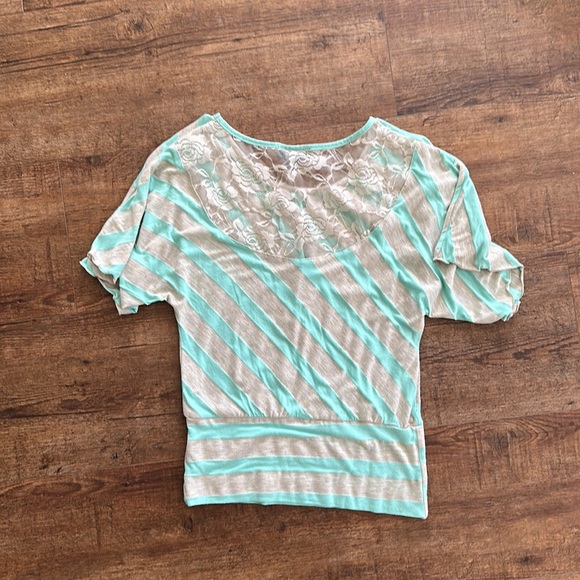 ✨ 5 for $25 ✨ A. Byer Short Sleeve Dolman Top with Lace Detailing on Back Sz S - Picture 5 of 6